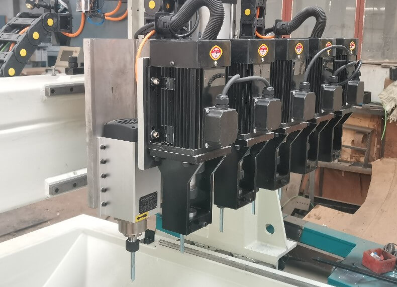 客戶定制的雙排五軸榫槽機，一排銑槽一排方孔